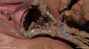 Ibu tiri Perancis berambut coklat panas saya kelihatan seperti model lucah budak atasan dan dia adalah pakar handjob dan blowjob